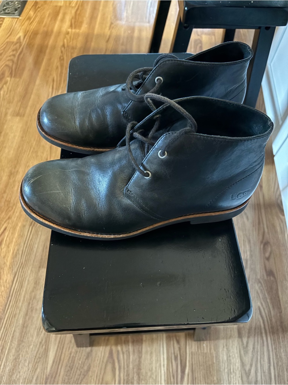 UGG Men’s Black Leather Lace-Up Chukka Boots